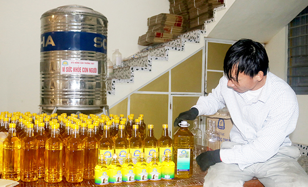 Vợ chồng trẻ lập nghiệp với dầu lạc