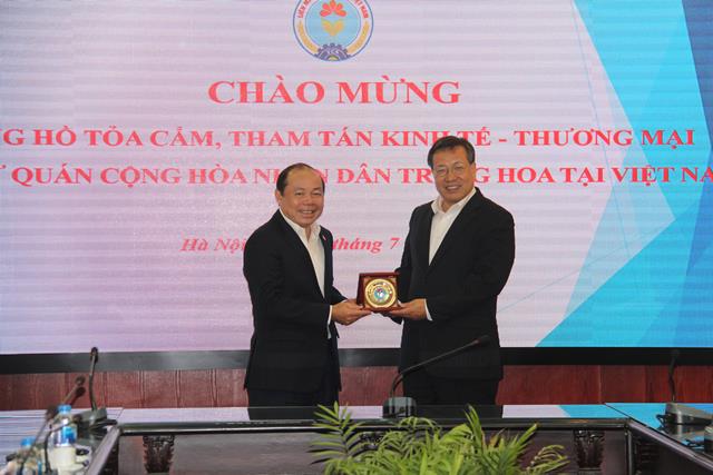 Chủ tịch Liên minh HTX Việt Nam làm việc với Tham tán thương mại Trung Quốc