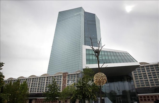 ECB giữ nguyên lãi suất