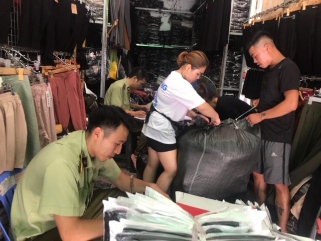 Phát hiện hàng nghìn sản phẩm nhái thương hiệu tại thủ phủ kinh doanh quần áo lớn nhất Hà Nội