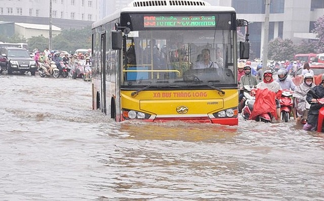 Hà Nội có mưa to, ngập úng nhiều tuyến phố