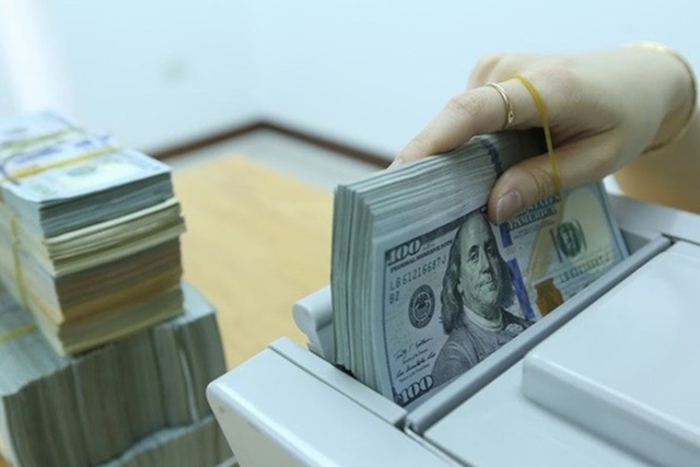 Tỷ giá trung tâm tăng mạnh, USD tăng giảm trái chiều trong các ngân hàng