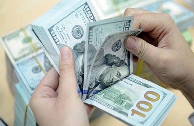 Tỷ giá trung tâm giảm, các ngân hàng duy trì giá USD ở mức cao