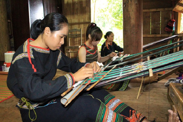 Phát triển chuỗi giá trị dệt thổ cẩm gắn với du lịch