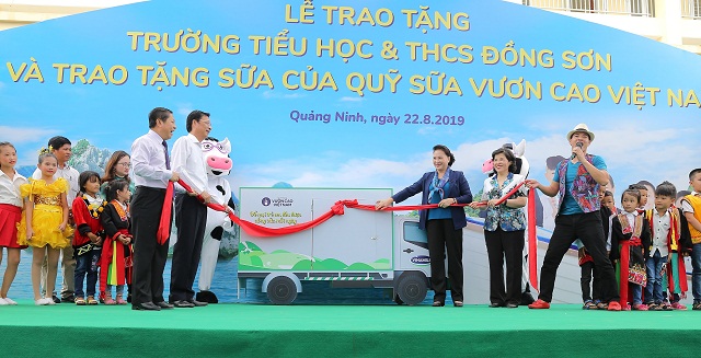 Trẻ em Quảng Ninh đón nhận ngôi trường mới từ Chủ tịch Quốc hội và hơn 71 ngàn ly sữa từ Quỹ sữa Vươn cao Việt Nam.