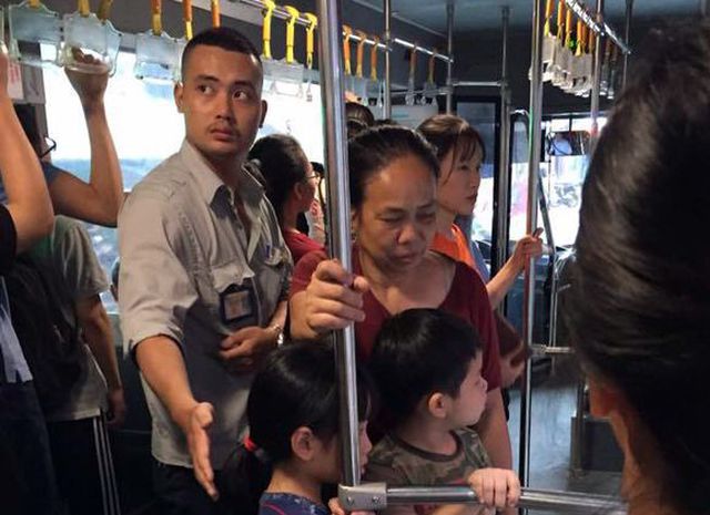 Hà Nội cấp thẻ xe buýt miễn phí cho người trên 60 tuổi