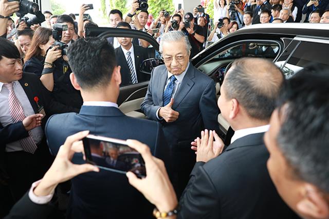 Thủ tướng Malaysia Mahathir Mohamad đi thử xe VinFast