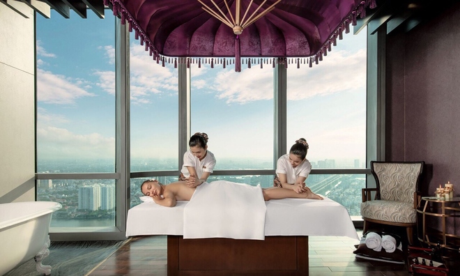 <p>
Không thể không nhắc tới Akoya Spa nằm tại tầng 47. Dịch vụ chăm sóc sức khỏe theo phong cách truyền thống của đảo Bali (Indonesia) giúp du khách xua tan mọi mệt mỏi chỉ sau một bài trị liệu. Đó là lí do Akoya Spa của Vinpearl Luxury Landmark 81 được gọi là “Bali giữa lưng chừng trời”.</p>