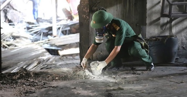 Binh chủng Hoá học sắp tẩy độc kho Rạng Đông