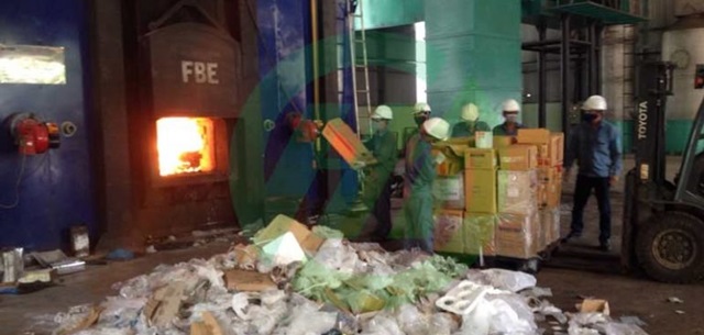 Tiêu hủy hàng chục container hàng tồn đọng