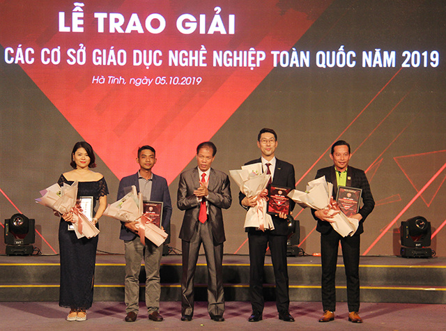 Ban-to-chuc-tang-hoa-cho-cac-n-2394-7853