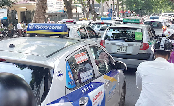 Bộ GTVT: Xe taxi không buộc phải gắn hộp đèn