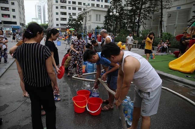 Nước sạch sông Đà xin lỗi người dân, cho biết sẽ bồi thường khách hàng