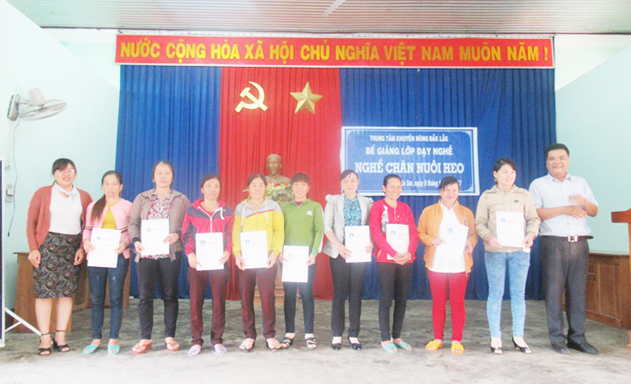 Lớp dạy nghề chăn nuôi giúp người dân liên kết hợp tác