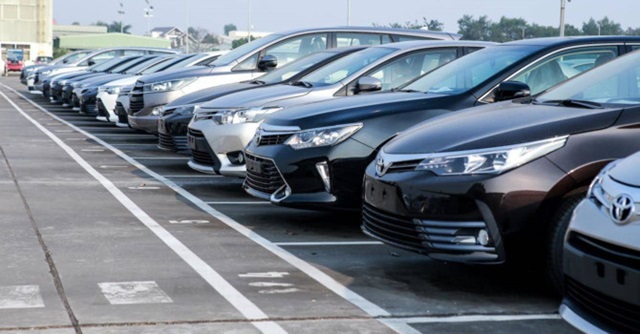 Lượng xe tồn kho lớn, ô tô tiếp tục hạ giá
