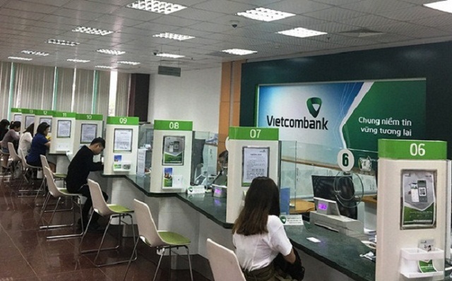 Gặp áp lực bán, cổ phiếu VCB giảm sâu