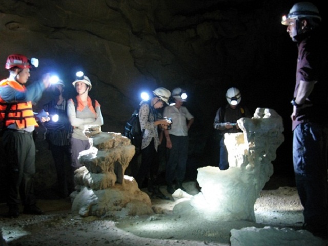 Du-khach-tham-hiem-dong-Tu-Lan-7853-1574