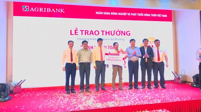 Agribank trao sổ Tiết kiệm 01 tỷ đồng cho khách hàng trúng giải Đặc biệt Chương trình “Sinh lợi an toàn – Hàng ngàn giải thưởng”