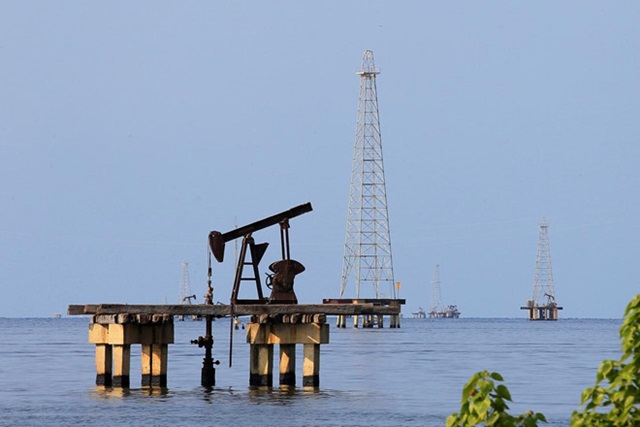 Giá dầu thế giới diễn biến trái chiều trước cuộc họp của OPEC