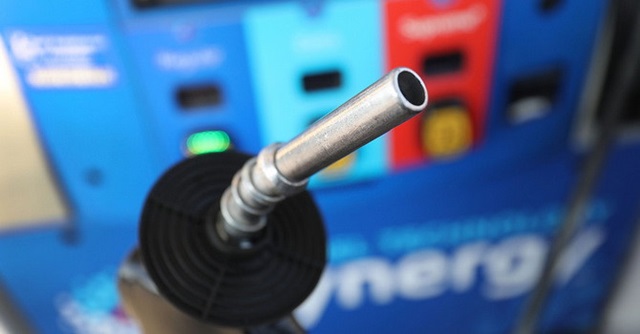 OPEC đồng ý giảm sản lượng, giá dầu tăng vọt