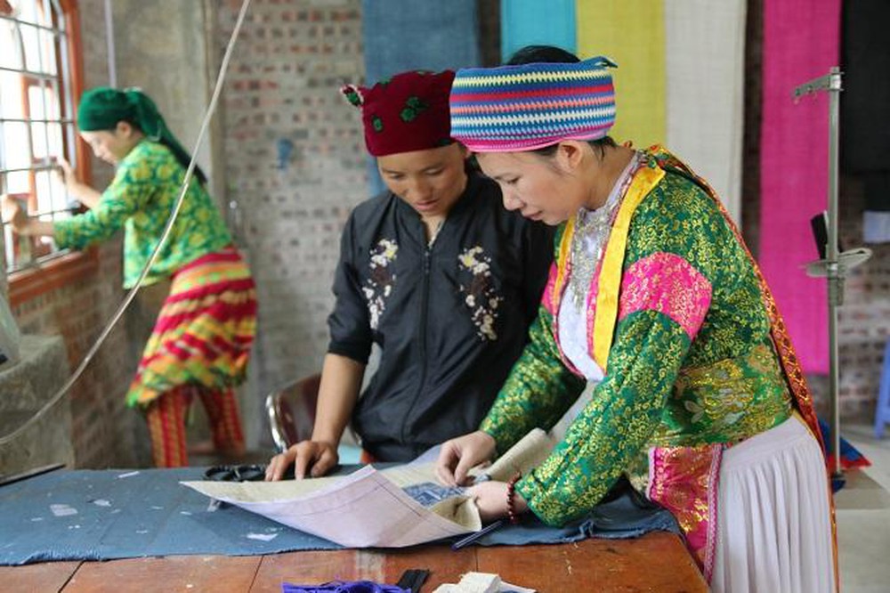 HTX Lanh Trắng 'dệt' cuộc sống no ấm cho phụ nữ Sà Phìn