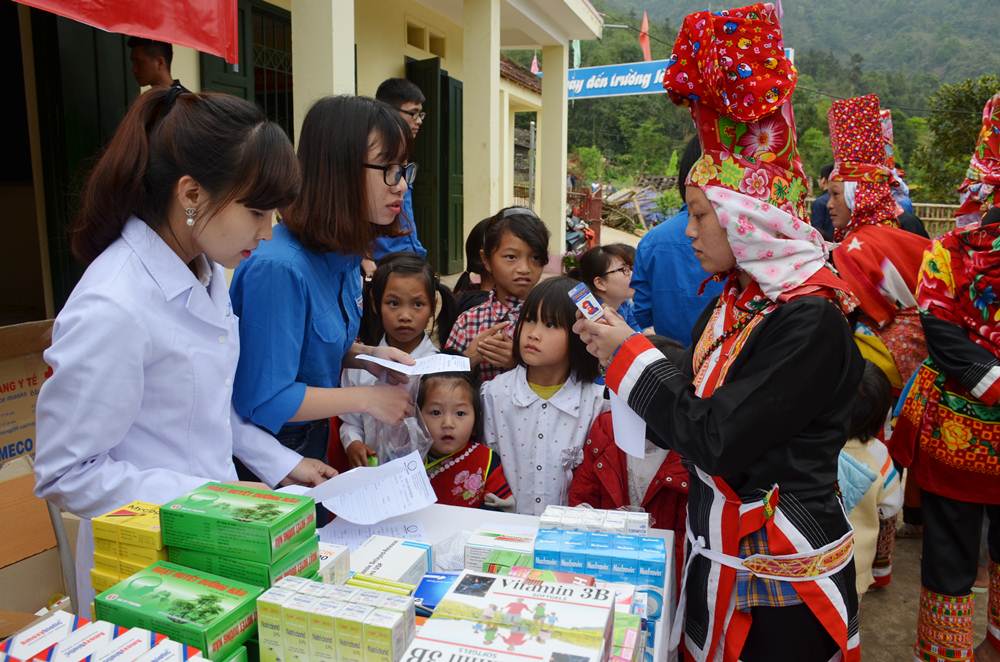 Quan tâm chăm sóc sức khỏe đồng bào dân tộc thiểu số