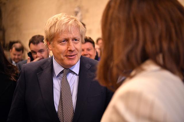 Ông Johnson sẽ ra luật buộc phải đạt được thỏa thuận với EU vào cuối năm sau