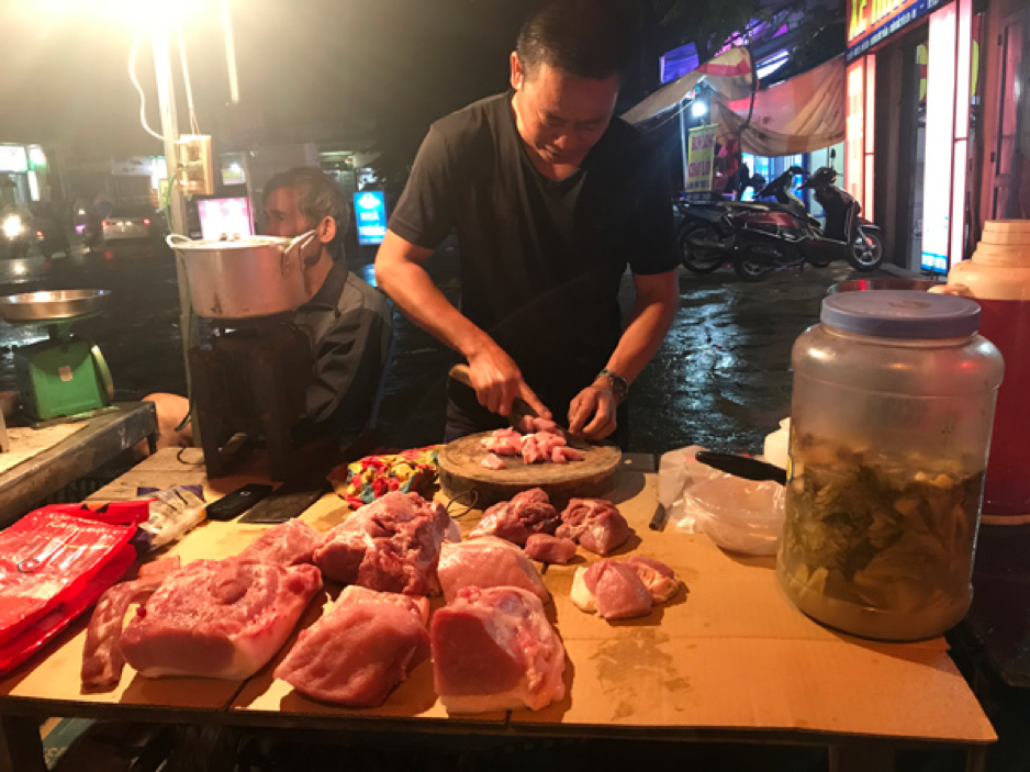 Giá thịt lợn đang 'té nước theo mưa'