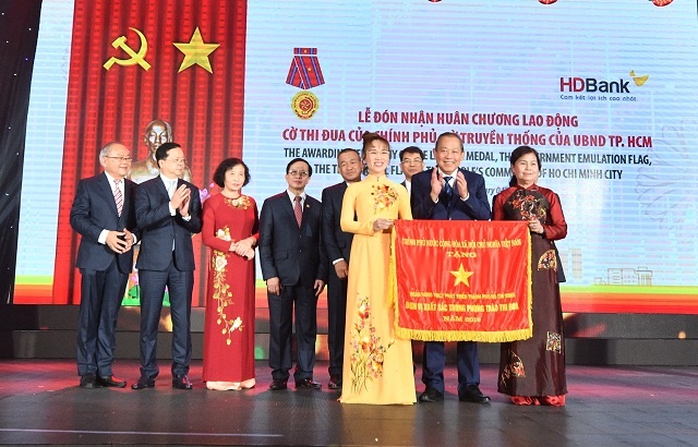2-HDBank-don-nhan-Co-Chinh-phu-6712-1408