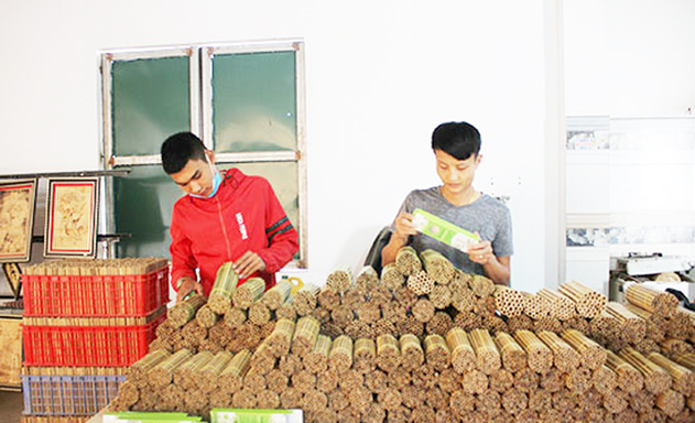Sản xuất ống hút tre để bảo vệ môi trường