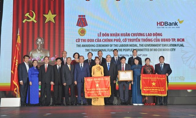 3-HDBank-don-nhan-su-chuc-mung-2641-6191