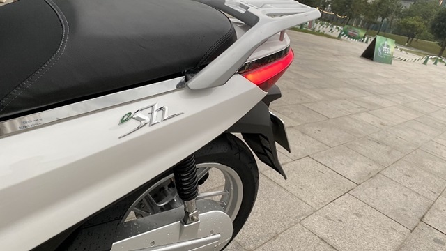 Xe máy điện eSH của Pega cạnh tranh với xe máy SH của Honda Việt Nam