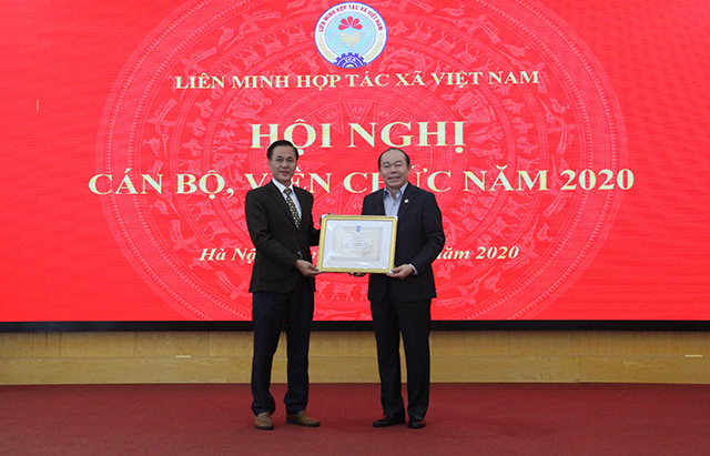 Bi-Thu-Dang-uy-Pho-Chu-tich-Li-5581-1222