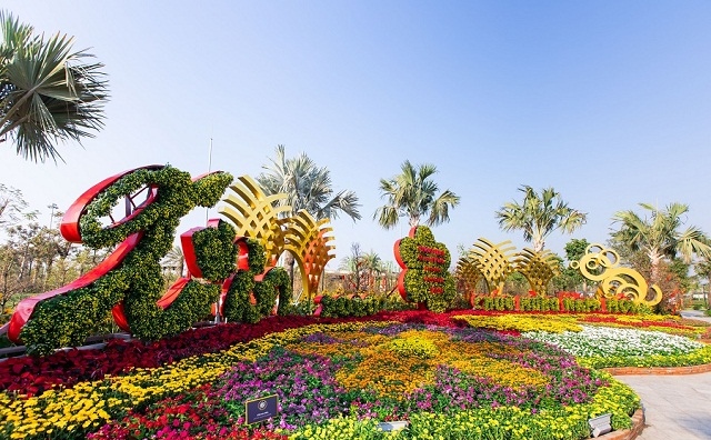 <p class="Normal">
<em>Cổng vào Vinhomes Grand Park hoành tráng được tạo thành từ hơn 100.000 giỏ hoa các loại, thích hợp cho những bức ảnh gia đình dưới nắng vàng ấm áp của Sài Gòn.</em></p>