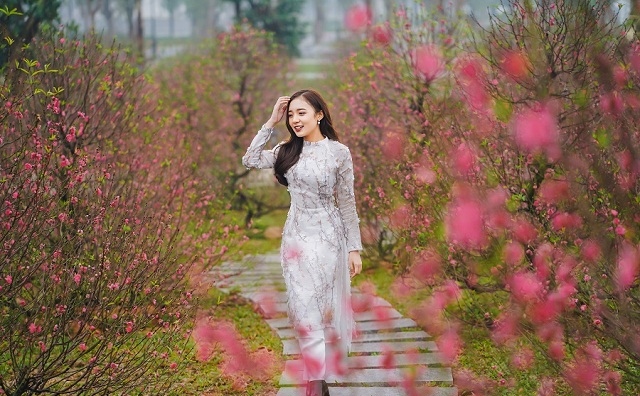 <p class="Normal">
<span style="color:rgb(34,34,34);">Lễ hội hoa xuân 2020 lớn nhất hai miền được Vinhomes đầu tư hoành tráng và chỉn chu để mang lại cho cư dân những khoảnh khắc đáng nhớ cùng gia đình và người thân trong dịp đầu năm mới. Tại miền Bắc, đại lộ Hoa anh đào lụa rực rỡ tại Lễ hội "Bonsai trường thọ" & Tuần lễ văn hoá Việt - Nhật trong khuôn viên Vinhomes Smart City đăng đối cùng 1.000 gốc đào truyền thống của lễ hội “Đào Phú Quý" tại Vinhomes Ocean Park. Trong ảnh: </span><em>Một góc “đảo hoa đào" đang dần hé nở đón chờ một mùa Tết ấm áp tại Vinhomes Ocean Park (Gia Lâm</em><em>,</em><em> HN)</em></p>