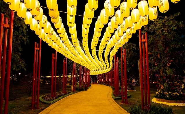 <p class="Normal">
<em>2000 chiếc đèn lồng trải dài thắp sáng cả khuôn viên Vinhomes Grand Park về đêm</em></p>