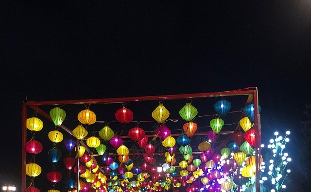 <p class="Normal">
<em>Con đường </em><em>Đ</em><em>èn</em><em> lồng</em><em> trải dài tạo ấn tượng tại</em><em> khuôn viên Lễ hội "Đào Phúc Lộc"</em></p><p class="Normal"> </p>