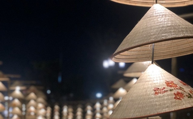 <p class="Normal">
<em>Con đường Nón lá tại Vinhomes Ocean Park buổi tối đượ</em><em>c </em><em>thắp sáng lung linh</em></p>