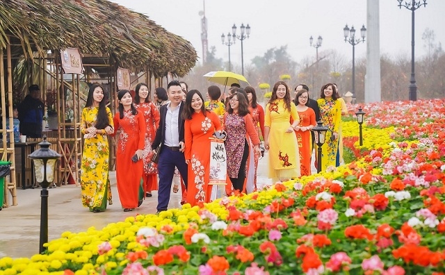 <p class="Normal">
<em>Bên cạnh "đảo hoa đào" là những thảm hoa xuân rực rỡ sắc màu tô điểm trời xuân</em></p>