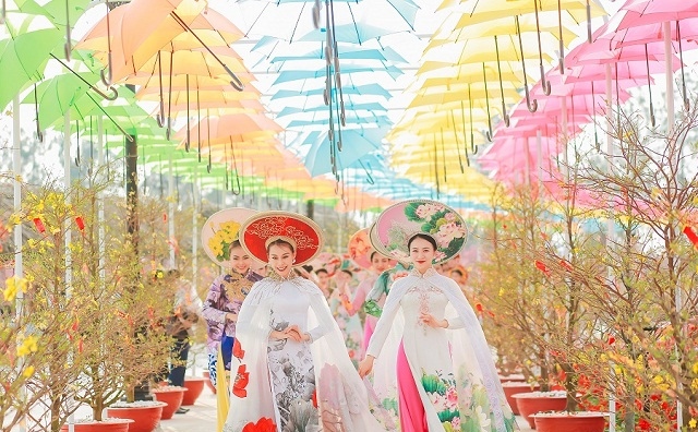 <p>
<em>Tại Vinhomes Ocean Park, du khách còn được chiêm ngưỡng dàn mỹ nữ trong bộ sưu tập áo dài hoa lộng lẫy dưới Con đường Ô sắc màu.</em></p>