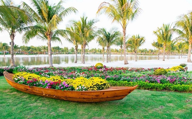 <p class="Normal">
<em>Thuyền hoa là cảnh quan được yêu thích vì cho ra đời những bức ảnh đầu năm đẹp rực rỡ.</em></p>