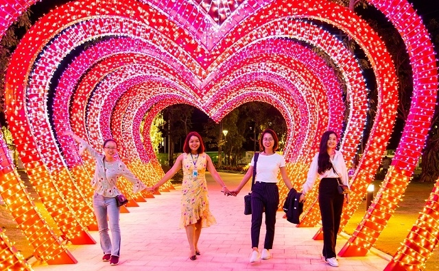 <p class="Normal">
<em>Và tất nhiên không thể không nhắc đến Con đường tình yêu được các cặp đôi check in rầm rộ suốt những ngày gần đây (Vinhomes Grand Park, Q9)</em></p>