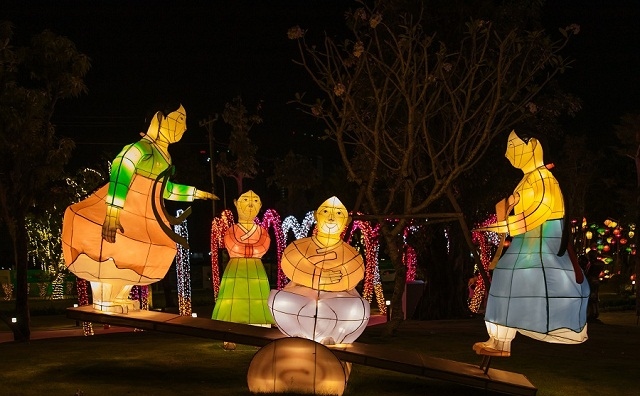 <p class="Normal">
<em>Một tiểu cảnh đèn lồng sáng tạo với hình ảnh trò chơi bập bênh (Vinhomes Grand Park, Q9)</em></p>