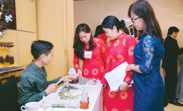 Ngày xuân chơi tranh đá quý