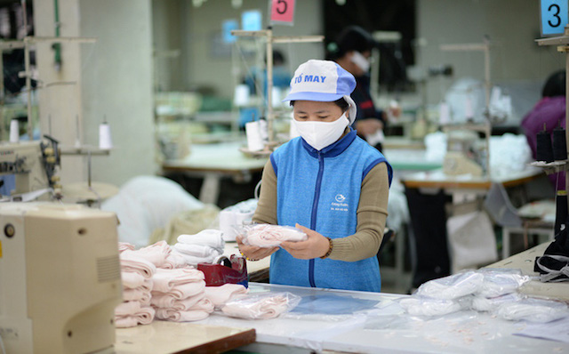 Các doanh nghiệp bán lẻ lớn tăng cường bán khẩu trang vải kháng khuẩn