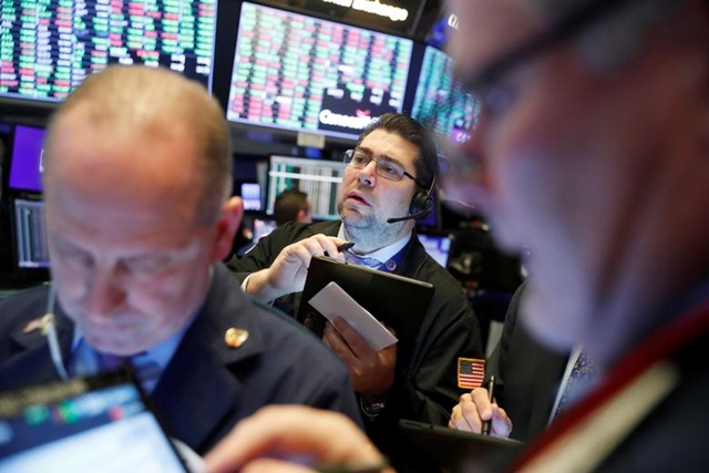 S&P 500, Nasdaq nhích lên đỉnh mới