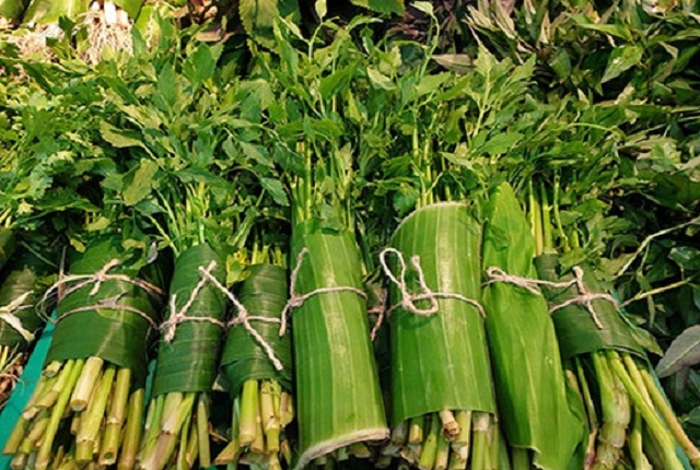 'Mặc' lá chuối cho rau để bảo vệ môi trường