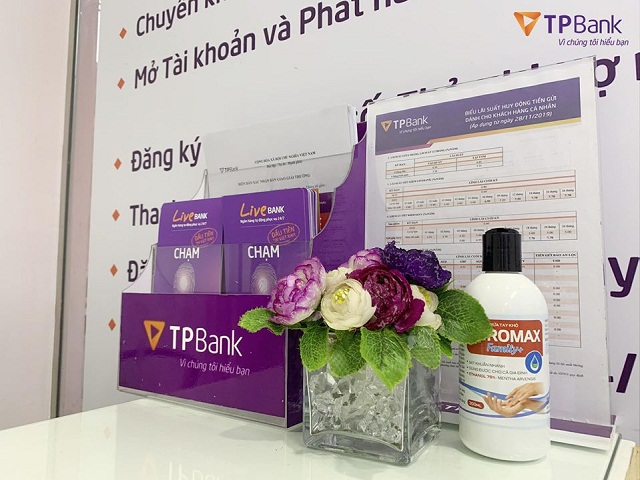 Hàng loạt ngân hàng tự động được vệ sinh khử trùng và trang bị nước rửa tay