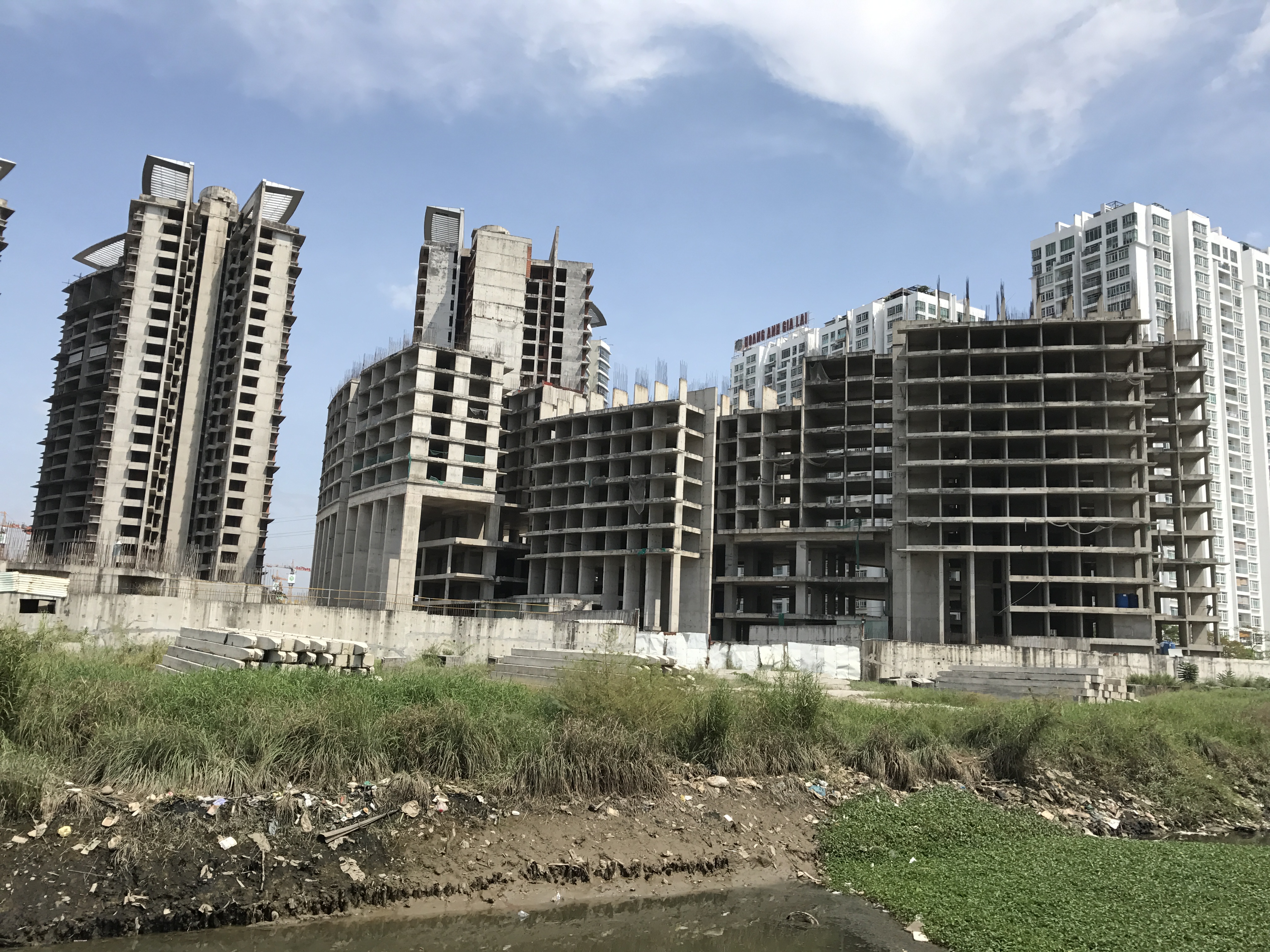 Hàng tồn kho đè nặng doanh nghiệp bất động sản
