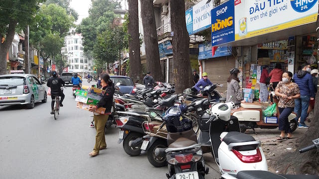 Hai thái cực hàng tiêu dùng nhanh: bán chạy và ế ẩm